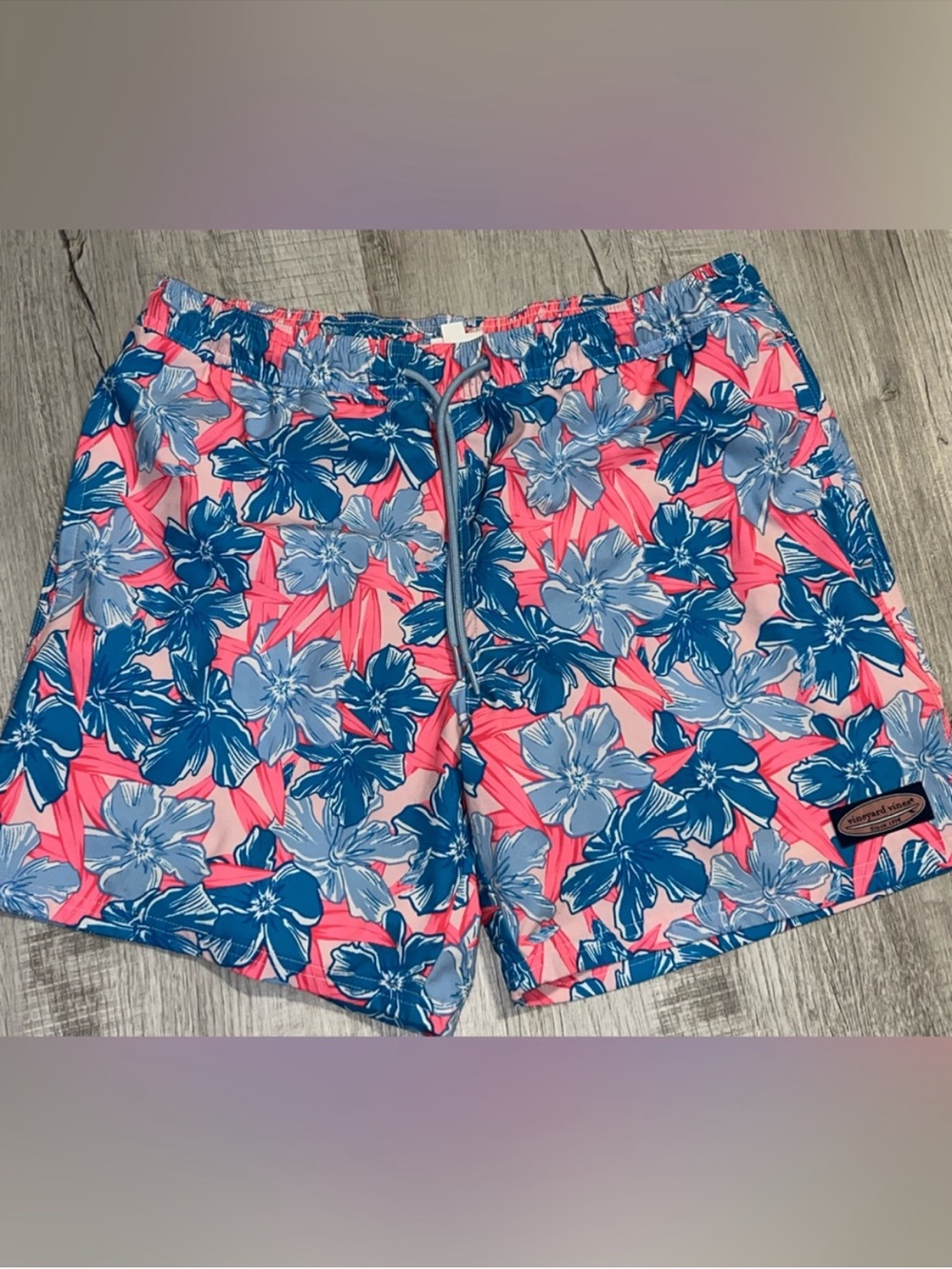Like new
Vineyard Vines swim trunks